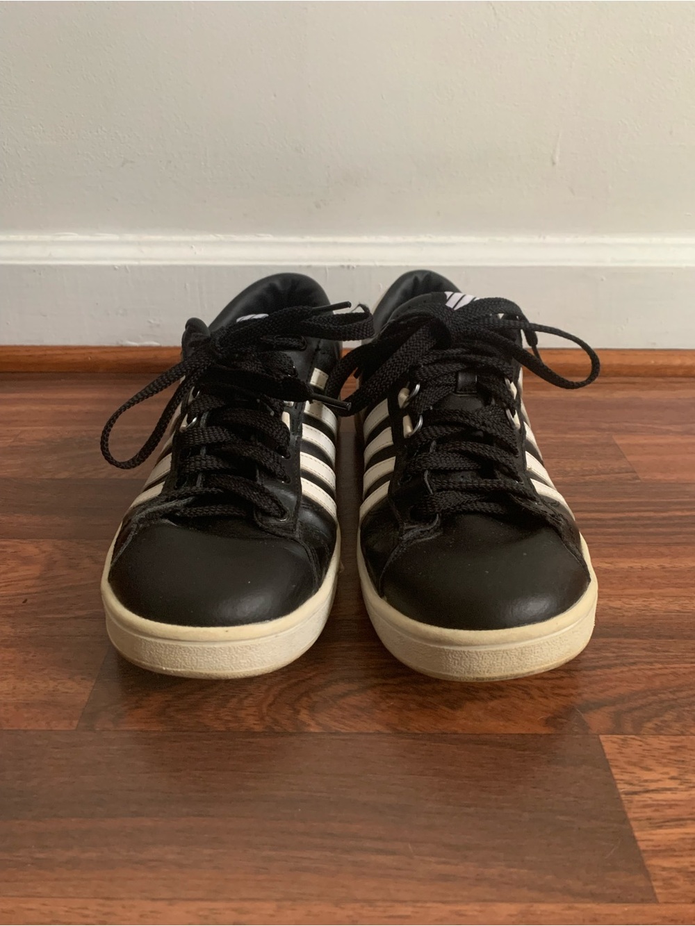 K-Swiss Classic sneakers Men’s Size 11 Black and White Athletic Casual Sporty